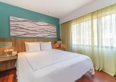 Suite con una camera da letto, terrazza e vista sulla piscina — Radisson Resort and Suites Phuket